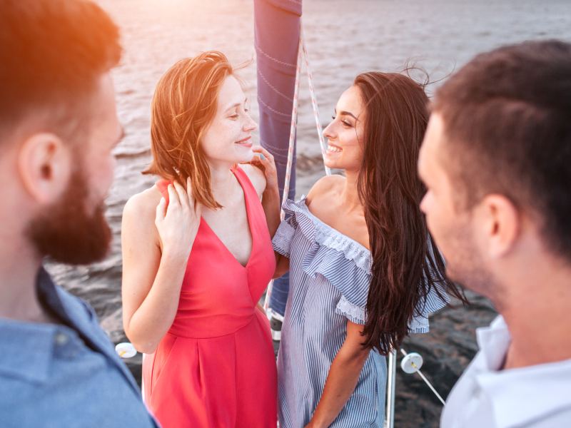 Deux couples complices au bord de l'eau