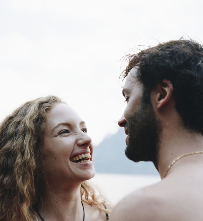 Couple complice qui rit en voyage